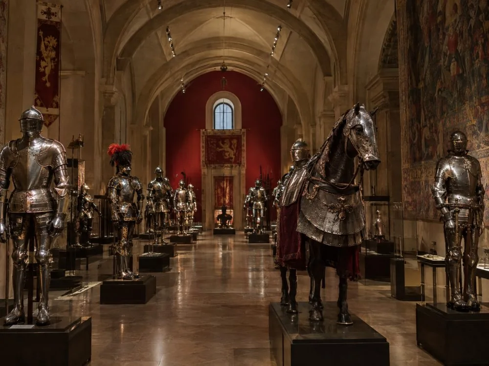 Vollständige Harnische und Rüstungen in einer Halle des Armeemuseums