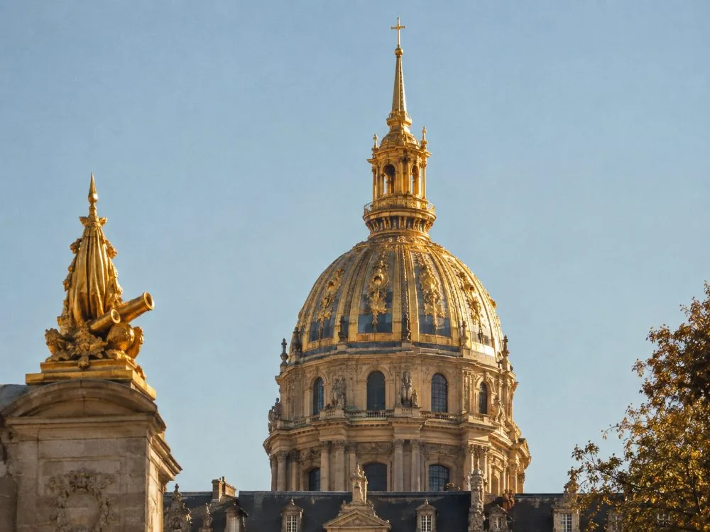 Die vergoldete Kuppel des Hôtel national des Invalides, gesehen von der Esplanade unter klarem Himmel