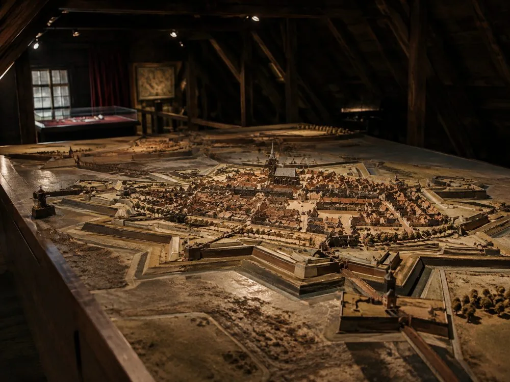 Ein maßstabsgetreues Modell einer befestigten Stadt im Museum der Reliefkarten