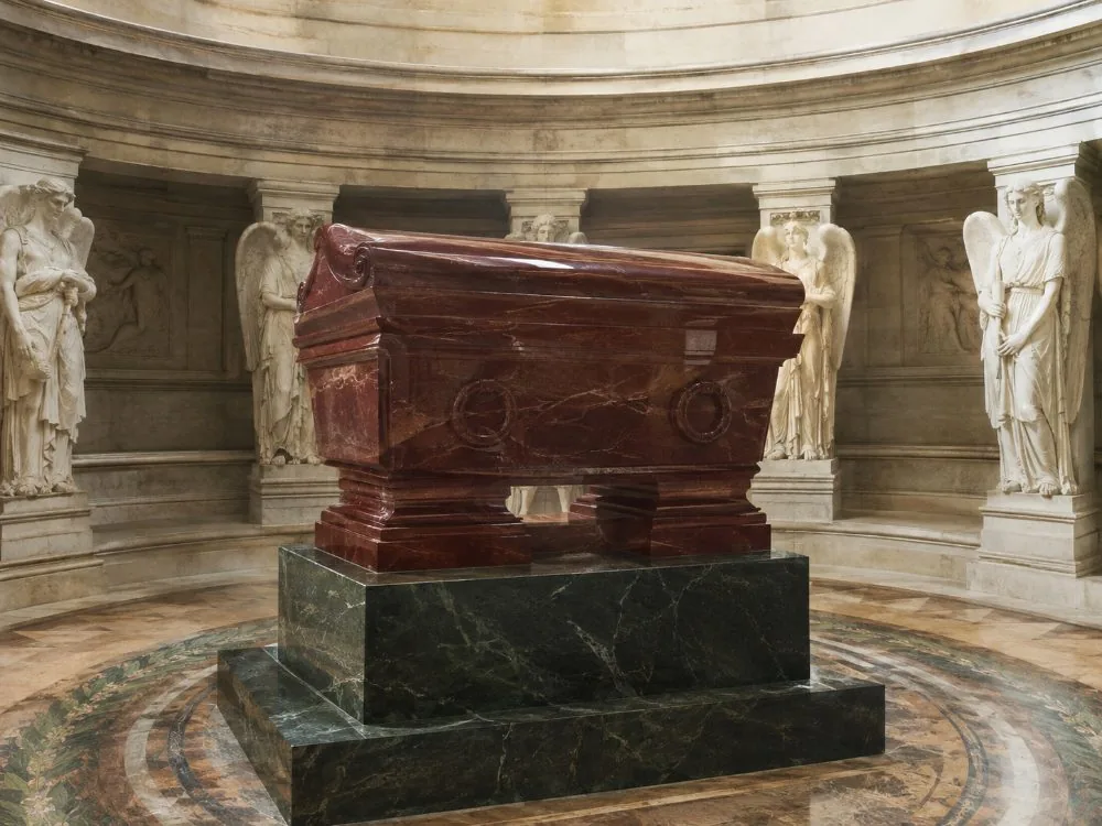 Napoleons Sarkophag aus rotem Quarzit in der offenen Krypta des Dôme